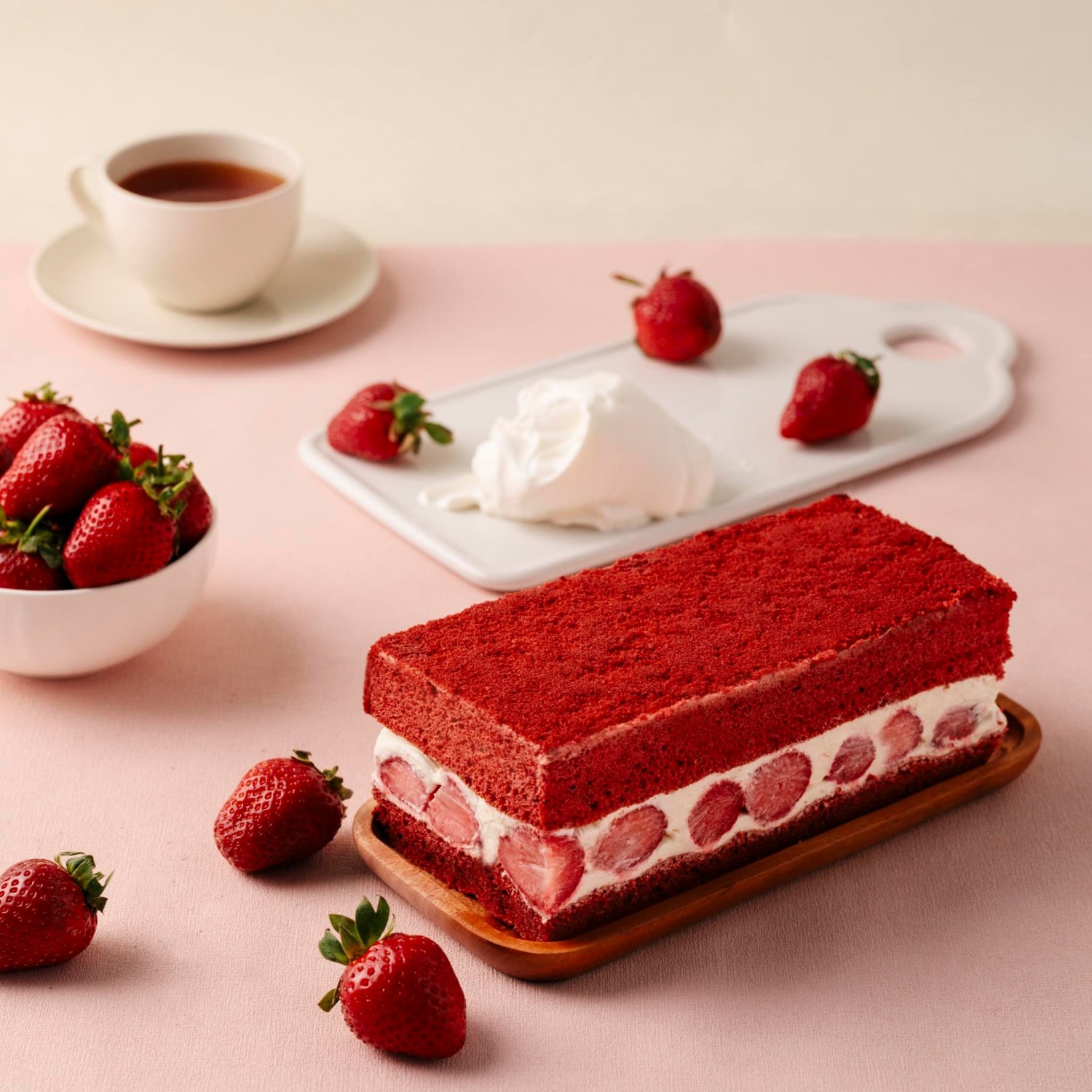 草莓紅絲絨蛋糕-限自取,請洽詢LINE